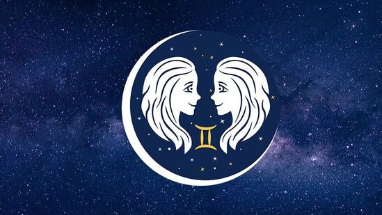 మిథునం: ఈ కాలంలో వీరికి ఆకస్మిక సంపద దక్కే అవకాశాలు ఉంటాయి. కుటుంబంతో బంధం మెరుగుపడుతుంది. నాణ్యమైన సమయాన్ని గడుపుతారు. వ్యాపారాలను విస్తరించొచ్చు. లాభాలు పెరుగుతాయి. చాలా కాలంగా రావాల్సిన డబ్బు పొందే ఛాన్స్ ఉంది.