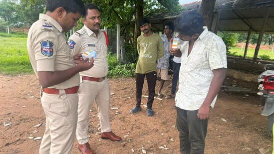 ములుగులో డ్రగ్స్ కిట్లతో టెస్టింగ్, స్పాట్ లోనే ఇద్దరి అరెస్టు