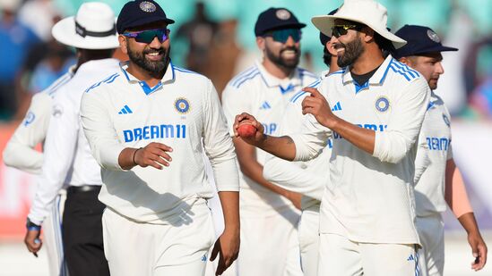 డబ్ల్యూటీసీ పాయింట్ల పట్టికలో భారత్ ప్రస్తుతం టాప్‍లోనే కొనసాగింది. ఈ డబ్ల్యూటీసీ సైకిల్‍లో ఇప్పటి వరకు 9 మ్యాచ్‍లు ఆడిన టీమిండియా 6 టెస్టుల్లో గెలిచింది. 2 ఓడగా.. ఓ మ్యాచ్ డ్రా అయింది. దీంతో 74 పాయింట్లు, 68.51 శాతంతో టాప్ ప్లేస్‍లో భారత్ ఉంది. ఆస్ట్రేలియా (62.50 శాతం, 90 పాయింట్లు) రెండో స్థానంలో ఉంది.&nbsp;