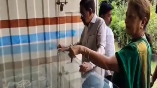 ప్రస్తుతం రాజధాని ప్రాంతంలో జంగిల్‌ క్లియరెన్స్‌ పనులు జరుగుతున్నాయి. డిసెంబర్‌ 1 నుంచి రాజధాని నిర్మాణ పనులను తిరిగి ప్రారంభిస్తామని మంత్రి నారాయణ ప్రకటించారు. రూ.60 వేల కోట్ల వ్యయంతో చేపట్టే నిర్మాణాలను వచ్చే నాలుగేళ్లలో పూర్తి చేస్తామన్నారు. &nbsp;మధ్య ఆగిపోయిన నిర్మాణాలను ముందుగా పూర్తి చేసి అందుబాటులోకి తీసుకోస్తామన్నారు.&nbsp;