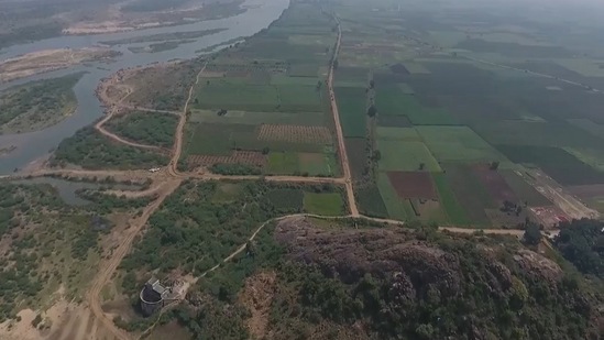 అనంతవరంలో 35 ఎకరాల్లో ఉద్యానవనం, రాష్ట్ర సచివాలయం ముందు 21 ఎకరాల్లో మల్కాపురం పార్క్ నిర్మాస్తామని మంత్రి నారాయణ తెలిపారు. &nbsp;నిలిచిపోయిన రాజధాని నిర్మాణాలపై ఐఐటీ మద్రాస్‌, హైదరాబాద్‌ బృందాలు క్షేత్రస్థాయిలో అధ్యయనం చేపట్టాయని, &nbsp;సెప్టెంబరు మొదటి వారంలో నివేదిక ఇస్తాయని చెప్పారు.