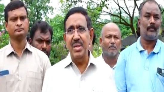 శాఖమూరులో 300 ఎకరాల్లో సెంట్రల్‌ పార్కు అభివృద్ధి చేస్తున్నామని మంత్రి నారాయణ తెలిపారు. హైదరాబాద్‌ మహానగరాన్ని పచ్చదనంతో అద్భుతంగా తీర్చిదిద్దిన ఓ సీనియర్‌ అధికారికి అమరావతిలో ప్రాజెక్టుల అభివృద్ధి బాధ్యతలను అప్పగించామన్నారు. శాఖమూరు, అనంతవరం, నీరుకొండలో సుందరమైన రిజర్వాయర్ల నిర్మాణం చేపట్టి టూరిస్ట్ కేంద్రం తీర్చిదిద్దుతామన్నారు. శాఖమూరు సెంట్రల్‌ పార్కులో బోటింగ్‌కు 50 ఎకరాల్లో రిజర్వాయర్‌ను నిర్మిస్తామన్నారు. నీరుకొండలో 500 ఎకరాల్లో వాటర్‌ లేక్స్‌ ఏర్పాటు చేస్తామన్నారు.&nbsp;