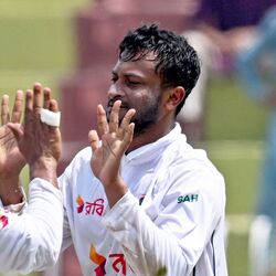 <p>Shakib Al Hasan World Record: బంగ్లాదేశ్ ఆల్ రౌండర్ షకీబల్ హసన్ పాకిస్థాన్ తో జరిగిన తొలి టెస్టు తొలి ఇన్నింగ్స్ లో 1, రెండో ఇన్నింగ్స్ లో 3 వికెట్లు తీయడం ద్వారా ఈ వరల్డ్ రికార్డు సొంతం చేసుకున్నాడు. అంతర్జాతీయ క్రికెట్ లో అత్యధిక వికెట్లు తీసుకున్న లెఫ్టామ్ స్పిన్నర్ గా వెటోరీ పేరిట ఉన్న రికార్డును బ్రేక్ చేశాడు.</p>