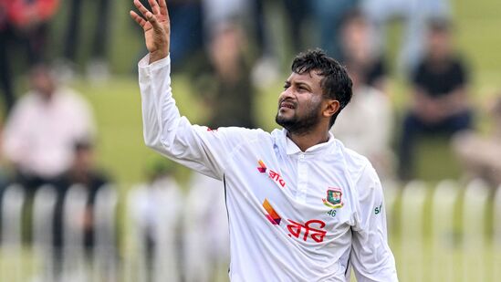 Shakib Al Hasan World Record: పాకిస్థాన్ తో జరిగిన టెస్టు రెండో ఇన్నింగ్స్ లో రెండో వికెట్ తీయడం ద్వారా షకీబ్ ఈ రికార్డు క్రియేట్ చేశాడు. షకీబ్ ఇప్పటి వరకూ మొత్తంగా మూడు ఫార్మాట్లు కలిపి అంతర్జాతీయ క్రికెట్ లో 444 మ్యాచ్ లు ఆడి 707 వికెట్లు తీసుకున్నాడు.