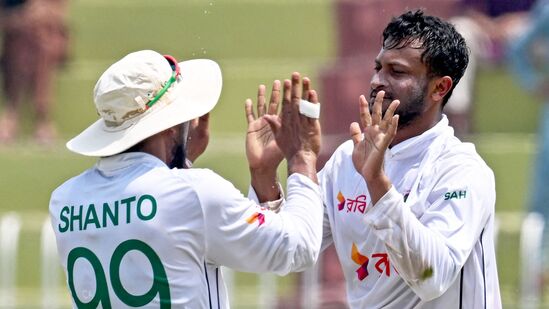 Shakib Al Hasan World Record: బంగ్లాదేశ్ ఆల్ రౌండర్ షకీబల్ హసన్ పాకిస్థాన్ తో జరిగిన తొలి టెస్టు తొలి ఇన్నింగ్స్ లో 1, రెండో ఇన్నింగ్స్ లో 3 వికెట్లు తీయడం ద్వారా ఈ వరల్డ్ రికార్డు సొంతం చేసుకున్నాడు. అంతర్జాతీయ క్రికెట్ లో అత్యధిక వికెట్లు తీసుకున్న లెఫ్టామ్ స్పిన్నర్ గా వెటోరీ పేరిట ఉన్న రికార్డును బ్రేక్ చేశాడు.