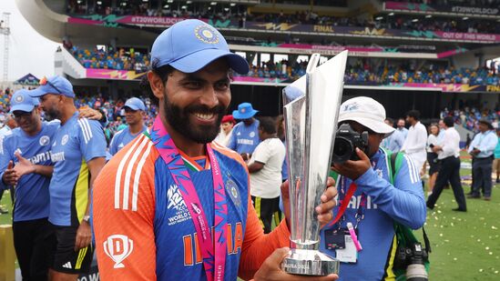 Shakib Al Hasan World Record: టీమిండియా ఆల్ రౌండర్ రవీంద్ర జడేజా ఈ జాబితాలో మూడో స్థానంలో ఉన్నాడు. అతడు అన్ని ఫార్మాట్లు కలిపి ఇప్పటి వరకూ 343 మ్యాచ్ లలో 568 వికెట్లు తీశాడు. జడేజా 72 టెస్లుల్లో 294 వికెట్లు, 197 వన్డేల్లో 220 వికెట్లు, 74 టీ20ల్లో 54 వికెట్లు తీసుకున్నాడు.