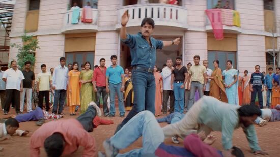 మాస్ చిత్రానికి రాఘవ లారెన్స్ దర్శకత్వం వహించారు. కొరియోగ్రాఫర్‌గా ఫుల్ ఫామ్‍లో ఉన్న లారెన్స్ ఈ మూవీతోనే డైరెక్టర్‌గా మారారు. దర్శకుడిగా తొలి చిత్రంతోనే ఆయన బ్లాక్‍బస్టర్ కొట్టారు. నాగార్జునకు సూపర్ హిట్ అందించారు.&nbsp;