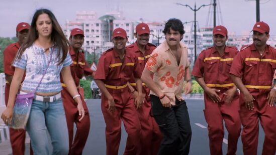 మాస్ సినిమాలో యాక్షన్‍తో పాటు లవ్ స్టోరీ, కామెడీ, ఎమోషన్ ఇలా అన్ని అంశాలు బాగా పండాయి. దీంతో ప్రేక్షకులకు బాగా కనెక్ట్ అయి బ్లాక్‍బస్టర్ అయింది. ఈ చిత్రంలో జ్యోతిక, చార్మీ హీరోయిన్లుగా నటించారు. సునీల్, రఘువరణ్, ప్రకాశ్ రాజ్ కీలకపాత్రలు చేశారు. అన్నపూర్ణ స్టూడియోస్ నిర్మించిన ఈ చిత్రానికి దేవీశ్రీప్రసాద్ సంగీతం అందించారు. 20 ఏళ్ల తర్వాత ఇప్పుడు ఆగస్టు 28న ఈ చిత్రం 4కే ఫార్మాట్‍లో రీ-రిలీజ్ &nbsp;అవుతోంది.&nbsp;