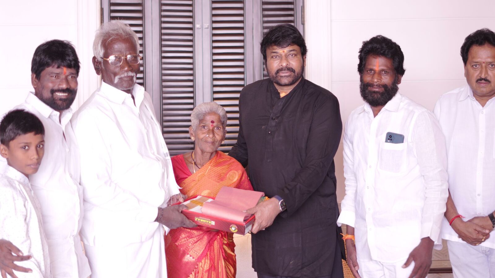 Chiranjeevi: అభిమానిని సత్కరించిన మెగాస్టార్ చిరంజీవి.. అండగా ఉంటామని హామీ