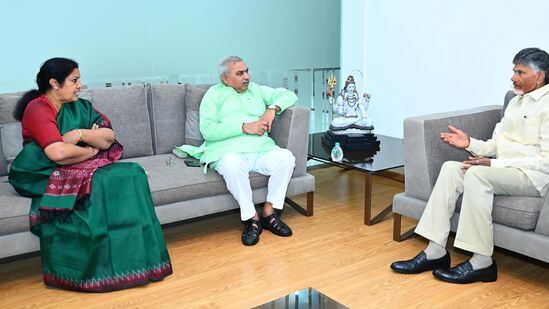 ఏపీ సీఎం చంద్రబాబు నాయుడుతో బీజేపీ ముఖ్య నాయకులు భేటీ అయ్యారు. &nbsp;తాజా రాజకీయ పరిణామాలతో పాటు కూటమిలో &nbsp;నెలకొన్న అంశాలపై ఈ భేటీలో చర్చించారు.&nbsp;