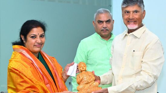 ఏపీ సీఎం చంద్రబాబు నాయుడుతో బీజేపీ రాష్ట్ర అధ్యక్షురాలు పురందేశ్వరి, బీజేపీ జాతీయ సంఘటన కార్యదర్శి శివప్రకాష్ భేటీ అయ్యారు. ఏపీలో త్వరలో జరుగనున్న నామినేటెడ్ పదవుల భర్తీ నేపథ్యంలో సీఎంతో బీజేపీ నేతల భేటీకి ప్రాధాన్యత ఏర్పడింది. <p>ఏపీ సీఎం చంద్రబాబు నాయుడుతో బీజేపీ రాష్ట్ర అధ్యక్షురాలు పురందేశ్వరి, బీజేపీ జాతీయ సంఘటన కార్యదర్శి శివప్రకాష్ భేటీ అయ్యారు. ఏపీలో త్వరలో జరుగనున్న నామినేటెడ్ పదవుల భర్తీ నేపథ్యంలో సీఎంతో బీజేపీ నేతల భేటీకి ప్రాధాన్యత ఏర్పడింది. </p>