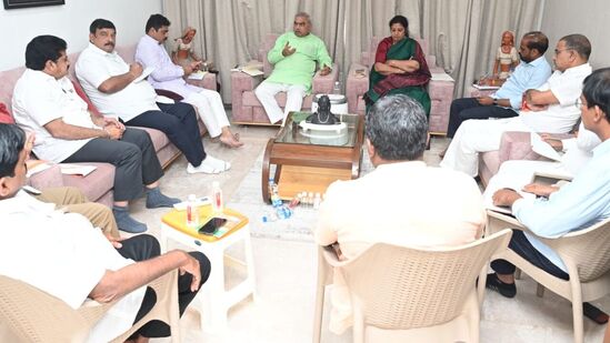 ఏపీ బీజేపీ అధ్యక్షురాలు దగ్గుబాటి పురంధేశ్వరి &nbsp;నివాసంలో జరిగిన సమావేశానికి &nbsp;బిజెపి ఎమ్మెల్యేలు, మంత్రులు హాజరయ్యారు. అఖిల భారత సహ సంఘటన ప్రధాన కార్యదర్శి శివ ప్రకాష్ తాజా రాజకీయ పరిణామాలపై నేతలకు &nbsp;దిశానిర్దేశం చేశారు.