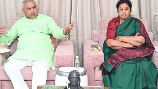 బీజేపీ ఎమ్మెల్యేలతో భేటీలో రాష్ట్ర అధ్యక్షురాలు పురందేశ్వరి, శివప్రకాష్