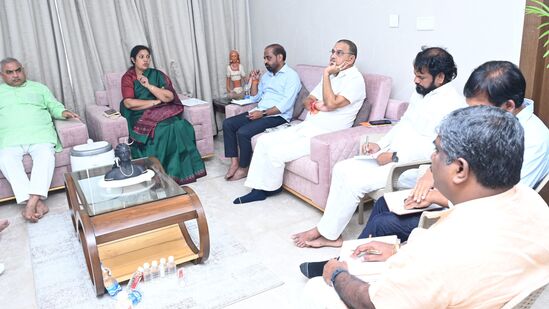 తాజా రాజకీయ పరిణామాలతో పాటు ఏపీలో బీజేపీని బలోపేతం చేయడం, నామినేటెడ్ పదవులు, జిల్లాల వారీగా ప్రాధాన్యత విషయంలో &nbsp;తగిన ప్రాధాన్యం కావాలనే అభిప్రాయం &nbsp;బీజేపీ నేతల్లో వెల్లడైంది.&nbsp;