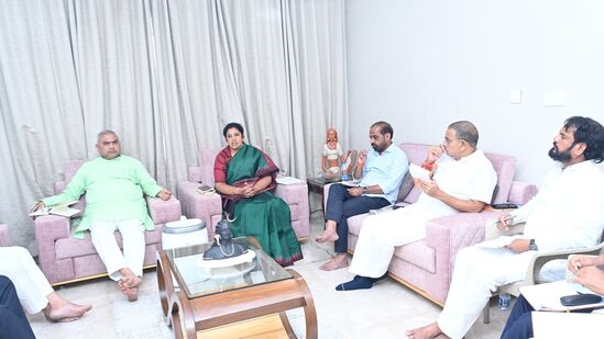 ముఖ్యమంత్రి చంద్రబాబుతో భేటీకి ముందు పురందేశ్వరి నివాసంలో బీజేపీ నేతలు సమాలోచనలు జరిపారు. &nbsp;కేంద్ర మంత్రి భూపతిరాజు శ్రీనివాస వర్మ, ఎంపి సీఎం. రమేష్, రాష్ట్ర మంత్రి వై సత్య కుమార్, బీజేపీ &nbsp;ఫ్లోర్ లీడర్ పెన్మత్స విష్ణు కుమార్ రాజు, &nbsp;విప్ ఆది నారాయణ రెడ్డి, &nbsp;ఎమ్మెల్యే లు సుజనా చౌదరి, నల్లమిల్లి రామకృష్ణా రెడ్డి, డాక్టర్ పార్థసారథి, ఎన్ ఈశ్వర రావు, రాష్ట్ర సంఘటనా ప్రధాన కార్యదర్శి మధుకర్ జీ తదితరులు భేటీలో ఉన్నారు