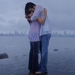<p><strong>2. వేక్ అప్ సిద్: </strong>వర్షాకాలంలో బీచ్ లో తన స్నేహితురాలికి లవ్ ప్రపోజ్ &nbsp;ప్రపోజ్ చేస్తాడు రణబీర్ కపూర్. అది చూసిన ఆయేషా చిరునవ్వు అందరిని అవాక్కయ్యేలా చేస్తుంది. మీరు కూడా బీచ్‌కు గానీ, ఏదైనా వాటర్ ఫాల్ దగ్గర రొమాంటిక్‌గా హగ్ చేసుకుని మీ ప్రేమను వ్యక్తపరచండి.</p>