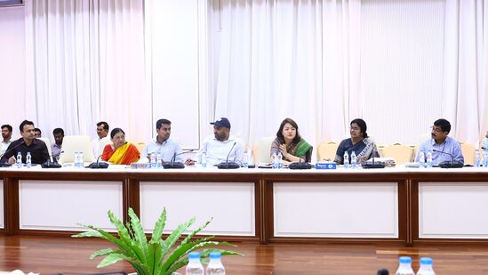 డిజిటల్ హెల్త్ కార్డుతో వైద్యం సులభంగా అందించవచ్చని ప్రభుత్వం భావిస్తోంది. ఏదైనా ఆస్పత్రికి వెళ్తే ఈ డిజిటల్ కార్డు చూపిస్తే… గతంలో ఉన్న సమస్యలతో పాటు పూర్తి వివరాలను ఆస్పత్రి వైద్యులు తెలుసుకునేలా ఉంటుందని అధికార వర్గాలు చెబుతున్నాయి. అయితే &nbsp;సెప్టెంబర్ 17 నుంచి ప్రారంభమయ్యే ‘ప్రజా పాలన’ కార్యక్రమం ఇందుకోసం దరఖాస్తులను స్వీకరించనున్నారు.