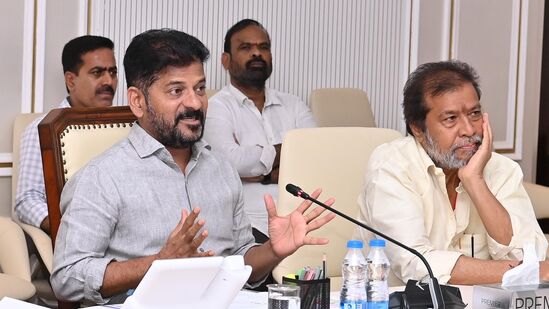 రాష్ట్రంలోని ప్రతి పౌరుడికి హెల్త్ ప్రొఫైల్ కార్డు జారీ చేస్తామని చాలా రోజుల కిందటే ప్రభుత్వం ప్రకటించింది. &nbsp;బ్లడ్ గ్రూప్ నుంచి మొదలుకొని వారికున్న ఆరోగ్య సమస్యలను సేకరించి హెల్త్ ప్రొఫైల్ కార్డును తయారు చేస్తామని పేర్కొంది. అందుకు అనుగుణంగానే ఈ కార్డులను త్వరలోనే జారీ చేయనున్నారు.