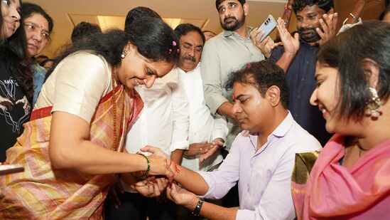 తన సోదరుడు, బీఆర్ఎస్ వర్కింగ్ ప్రెసిడెంట్ కేటీఆర్ కు కవిత రాఖీ కట్టారు. &nbsp;
