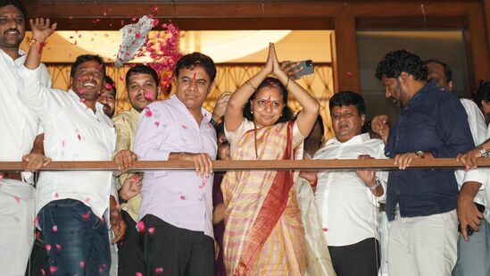శంషాబాద్ నుంచి భారీ ర్యాలీగా బంజారాహిల్స్ లో తన నివాసానికి చేరుకున్నారు కవిత. ఇంటికి చేరుకున్న కవితకు తల్లి శోభ, కేటీఆర్‌ సతీమణి &nbsp;శైలిమ, ఇతర కుటుంబ సభ్యులు స్వాగతం పలికారు.&nbsp;