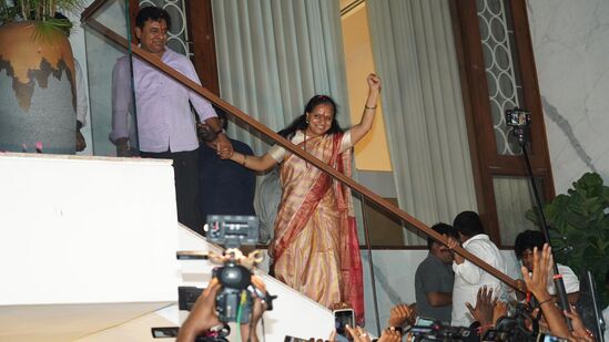 దిల్లీ లిక్కర్ పాలసీ కేసులో అరెస్టైన కవితకు సుప్రీంకోర్టు బెయిల్ మంజూరు చేసింది. దాదాపుగా ఐదు నెలల తర్వాత ఆమె హైదరాబాద్‌కు చేరుకున్నారు. &nbsp;