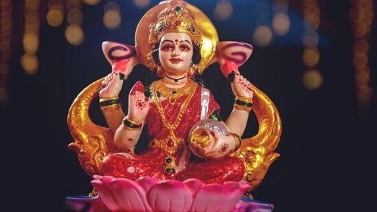 వాస్తు లోపాల వల్ల జీవితంలో అనేక సమస్యలు వస్తాయని చెబుతారు.వాస్తుకు సంబంధించిన కొన్ని సింపుల్ రెమెడీస్ చేయడం ద్వారా మీరు జీవితంలో తిరిగి సంతోషం మరియు శ్రేయస్సును పొందవచ్చు. ఆర్థిక స్థిరత్వం పొందడానికి సులభమైన వాస్తు పరిష్కారాలను చూద్దాం.