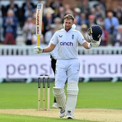 <p>Joe Root Record: లార్డ్స్ వేదికగా శ్రీలంకతో జరుగుతున్న రెండో టెస్టు తొలి ఇన్నింగ్స్ లో జో రూట్ అద్భుత సెంచరీ సాధించాడు. ఈ సెంచరీతో అలెస్టర్ కుక్ పేరిట ఉన్న తిరుగులేని రికార్డును పంచుకున్నాడు. అంతేకాదు కేన్ విలియమ్సన్, స్టీవ్ స్మిత్, స్టీవ్ వాలను రూట్ అధిగమించాడు.</p>