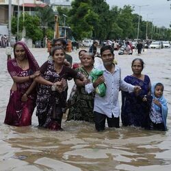 <p>గుజరాత్ రాజధాని అహ్మదాబాద్ లో కురిసిన భారీ వర్షానికి రహదారులు జలమయమయ్యాయి. లోతట్టు ప్రాంతాల్లోని నివాస గృహాల్లోకి కూడా వరద నీరు చేరింది. గుజరాత్ లో కురుస్తున్న భారీ వర్షాలు, వరదల కారణంగా గత మూడు రోజుల్లో 30 మందికి పైగా మృతి చెందినట్లు ప్రభుత్వ అధికారులు తెలిపారు.</p>