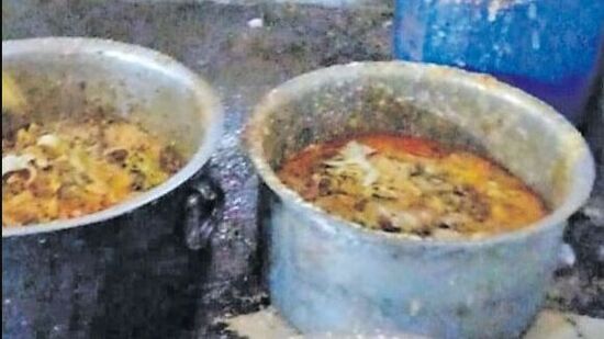 నూజివీడు ట్రిపుల్ ఐటీలో వెయ్యిమందికి పైగా విద్యార్థులకు అస్వస్థత
