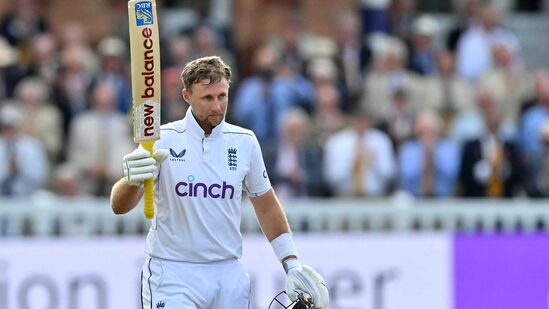 Joe Root Record: శ్రీలంకతో జరుగుతున్న లార్డ్స్ టెస్టు తొలి ఇన్నింగ్స్ లో జో రూట్ 162 బంతుల్లో 13 బౌండరీలతో సెంచరీ పూర్తి చేసుకున్నాడు. టెస్టు కెరీర్ లో రూట్ కు ఇది 33వ సెంచరీ. టెస్టుల్లో అత్యధిక సెంచరీలు చేసిన బ్రిటీష్ క్రికెటర్ గా రూట్ నిలిచాడు. గతంలో కుక్ కూడా 33 సెంచరీలు చేయడంతో అతని రికార్డును సమం చేశాడు.