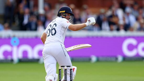 Joe Root Record: జో రూట్ 145 టెస్టుల్లో 264 ఇన్నింగ్స్ ఆడి 33 సెంచరీలు చేశాడు. అలెస్టర్ కుక్ 161 టెస్టుల్లో 191 ఇన్నింగ్స్ లో 33 సెంచరీలు చేశాడు. ఇంగ్లాండ్ క్రికెటర్లలో అత్యధిక టెస్టు సెంచరీలు చేసిన ఆటగాళ్ల జాబితాలో కుక్, రూట్ తర్వాత కెవిన్ పీటర్సన్ ఉన్నాడు. అతడు 104 టెస్టుల్లో 181 ఇన్నింగ్స్ ఆడి 23 సెంచరీలు బాదాడు.