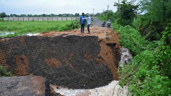 అహ్మదాబాద్ శివార్లలో భారీ వర్షాలకు దెబ్బతిన్న రహదారిని బుధవారం అధికారులు పరిశీలించారు.