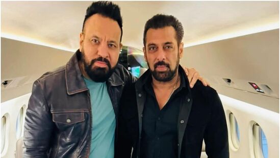 Salman Khan Bodyguard: బాలీవుడ్ నటుడు సల్మాన్ ఖాన్ బాడీగార్డ్ షేరా తన రేంజ్ ఓ స్టార్ హీరోకు ఏమాత్రం తక్కువ కాదని నిరూపించాడు.