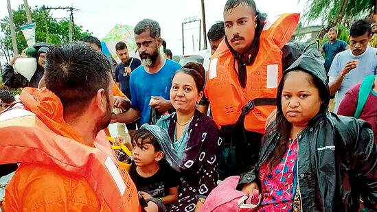 గుజరాత్ లో భారీ వర్షాల కారణంగా వరద ప్రభావిత ప్రాంతంలో భారత నౌకాదళ బృందం సహాయక చర్యలు చేపట్టింది.