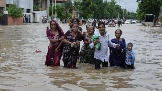 గుజరాత్ రాజధాని అహ్మదాబాద్ లో కురిసిన భారీ వర్షానికి రహదారులు జలమయమయ్యాయి. లోతట్టు ప్రాంతాల్లోని నివాస గృహాల్లోకి కూడా వరద నీరు చేరింది. గుజరాత్ లో కురుస్తున్న భారీ వర్షాలు, వరదల కారణంగా గత మూడు రోజుల్లో 30 మందికి పైగా మృతి చెందినట్లు ప్రభుత్వ అధికారులు తెలిపారు.