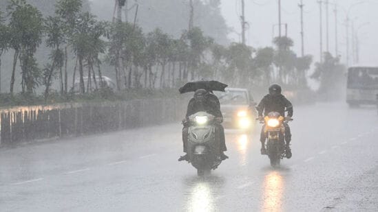 కోస్తా తీరం వెంబడి బలమైన వేగంతో ఈదురుగాలులు వీస్తాయని ఏపీ విపత్తుల నిర్వహణ సంస్థ పేర్కొంది. మత్స్యకారులు వేటకు వెళ్ళవద్దని హెచ్చరించింది. &nbsp;