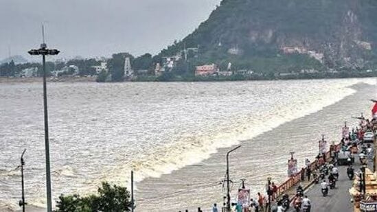 కృష్ణా నది వరద &nbsp;ఉధృతి కొనసాగుతోంది. దీంతో ప్రకాశం బ్యారేజ్ వద్ద మొదటి ప్రమాద హెచ్చరిక జారీ అయింది. ప్రకాశం బ్యారేజ్ వద్ద ఇన్ ఫ్లో ,ఔట్ ఫ్లో 4,02,194 క్యూసెక్కులుగా ఉందని ఏపీ విపత్తుల నిర్వహణ సంస్థ పేర్కొంది.&nbsp;&nbsp;