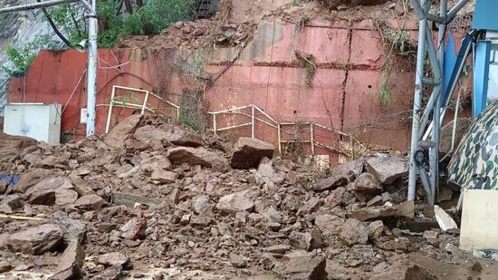  మొగల్రాజపురం సున్నపుబట్టి సెంటర్ వద్ద కొండ చరియలు విరిగిపడ్డాయి. ఈ ప్రమాదంలో ఓ బాలిక సహా నలుగురు మృతి చెందారు. పలువురు గాయపడ్డారు. మొగల్రాజపురం సున్నపుబట్టి సెంటర్ వద్ద కొండ చరియలు విరిగిపడ్డాయి. ఈ ప్రమాదంలో ఓ బాలిక సహా నలుగురు మృతి చెందారు. పలువురు గాయపడ్డారు. 