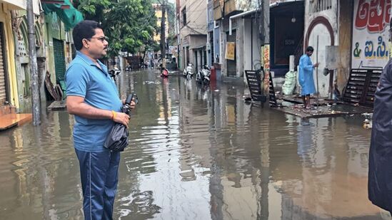 నగరంలో చాలా కాలనీలు నీటితో దర్శనమిస్తున్నాయి. ఇవాళ కూడా వర్షాలు కురిసే అవకాశం ఉంది. అత్యవసరమైతే తప్ప ప్రజలు బయటికి రావొద్దని అధికారులు సూచిస్తున్నారు. మరోవైపు విజయవాడ డివిజన్లో భారీ వర్షాల కారణంగా, ప్రయాణికుల భద్రతా కారణాల దృష్ట్యా పలు రైళ్లను రద్దు చేశారు. ఈ మేరకు విజయవాడ డీఆర్ఎం ఓ ప్రకటన చేశారు. నగరంలో చాలా కాలనీలు నీటితో దర్శనమిస్తున్నాయి. ఇవాళ కూడా వర్షాలు కురిసే అవకాశం ఉంది. అత్యవసరమైతే తప్ప ప్రజలు బయటికి రావొద్దని అధికారులు సూచిస్తున్నారు. మరోవైపు విజయవాడ డివిజన్లో భారీ వర్షాల కారణంగా, ప్రయాణికుల భద్రతా కారణాల దృష్ట్యా పలు రైళ్లను రద్దు చేశారు. ఈ మేరకు విజయవాడ డీఆర్ఎం ఓ ప్రకటన చేశారు. 