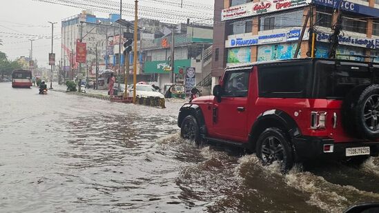 విజయనాడ నగరంలోని ఓ రహదారిపైకి చేరిన వరద నీరు విజయనాడ నగరంలోని ఓ రహదారిపైకి చేరిన వరద నీరు
