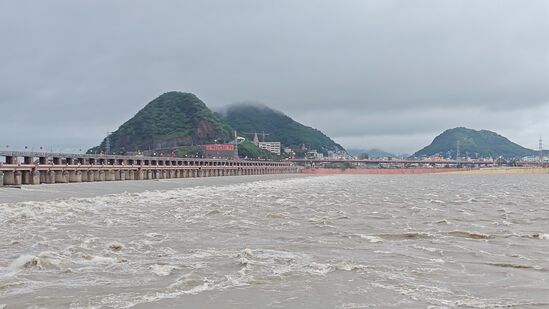 విజయవాడలో శనివారం కుండపోత వర్షం కురిసింది. దీంతో నగరవాసులు ఉలికిపడ్డారు. చాలా ఏళ్ల తర్వాత రికార్డు స్థాయిలో వర్షం పడినట్లు అధికారులు చెబుతున్నారు. విజయవాడలో శనివారం కుండపోత వర్షం కురిసింది. దీంతో నగరవాసులు ఉలికిపడ్డారు. చాలా ఏళ్ల తర్వాత రికార్డు స్థాయిలో వర్షం పడినట్లు అధికారులు చెబుతున్నారు.