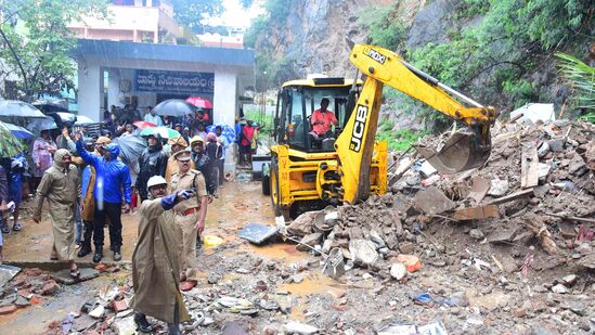 లోతట్టు ప్రాంతాలు, కొండ ప్రదేశాల్లో ఉన్న వారిని అధికారులు సురక్షిత ప్రదేశాలకు తరలించారు. లోతట్టు ప్రాంతాలు, కొండ ప్రదేశాల్లో ఉన్న వారిని అధికారులు సురక్షిత ప్రదేశాలకు తరలించారు. 