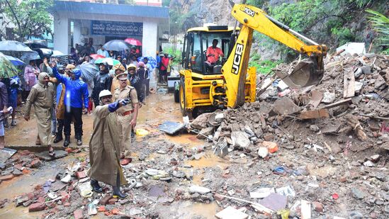 AP Police: శభాష్‌ పోలీస్...కుంభవృష్టిలో కూడా జడవని పోలీసులు, కార్పొరేషన్ సిబ్బంది.. విపత్తుకు ఎదురు నిలిచి సేవలు