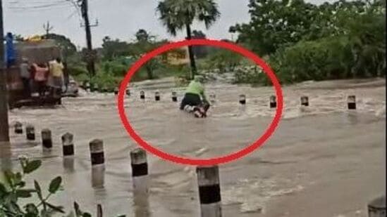 వాగులో కొట్టుకుపోతున్న వాహనదారుడు