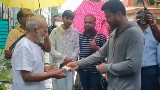 ఫించన్ల పంపిణీ చేస్తున్న సిబ్బంది