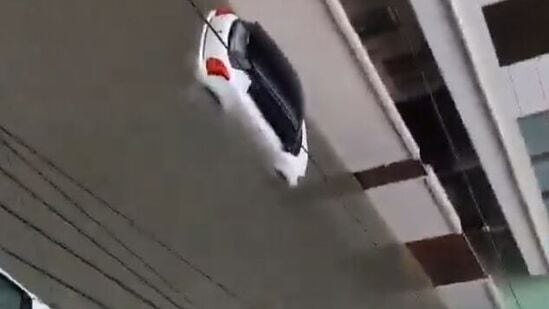 పలు కాలనీలన్నీ పూర్తిగా జలమయమయ్యాయి. సెల్లర్లలోకి వరద నీరు వచ్చి చేరింది. చాలాచోట్ల కార్లు, ఇతర వాహనాలు మునిగిన పరిస్థితి కనిపించింది.