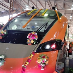 <p>వందే భారత్ స్లీపర్ కోచ్ మోడల్‌ను రైల్వే మంత్రి అశ్విని వైష్ణవ్ ఆదివారం బెంగళూరులోని భారత్ ఎర్త్ మూవర్స్ లిమిటెడ్ (బీఈఎంఎల్) ఫెసిలిటీలో ఆవిష్కరించారు. స్లీపర్ కోచ్ ప్రోటోటైప్ పరీక్షించిన తర్వాత, భారీ ఉత్పత్తి ప్రారంభమవుతుంది. ప్రోటోటైప్‌లను ఈ నెలలో పంపుతామని, డిసెంబర్ లో అందుబాటులోకి వస్తాయని భావిస్తున్నారు.</p>