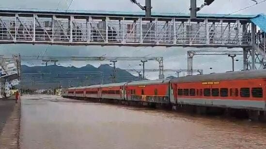 వర్షాల ప్రభావంతో పెద్ద సంఖ్యలో రైళ్లు రద్దయ్యాయి. నాందేడ్‌- సంబల్‌పుర్‌ వెళ్లే నాగావళి ఎక్స్‌ప్రెస్‌.. మరికొన్ని రైళ్లు ఆలస్యంగా నడుస్తున్నాయి. దీంతో ప్రయాణికులు తీవ్ర అవస్థలు పడుతున్నారు. సికింద్రాబాద్‌- భువనేశ్వర్‌ మధ్య నడిచే విశాఖ ఎక్స్‌ప్రెస్‌ (17016) రైలు 2 గంటలు ఆలస్యంగా బయల్దేరనుంది. ఈ సాయంత్రం 4.50 గంటలకు సికింద్రాబాద్‌లో బయల్దేరాల్సిన ఈ రైలును 6.50 గంటలకు రీషెడ్యూల్‌ చేశారు.