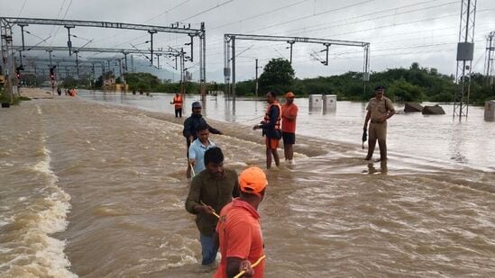 విజయవాడలోని బుడమేరు వాగు పొంగటంతో విజయవాడ ఔటర్ పరిధిలో ఉన్న రాయనపాడు రైల్వే స్టేషన్ లోకి భారీగా వరద నీరు వచ్చి చేరింది.&nbsp;