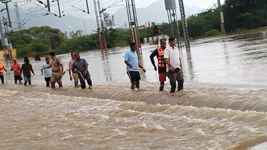 తాడు సాయంతో ప్రయాణికులను వరద నీటి నుంచి బయటికి తీసుకువచ్చారు. రైల్వే స్టేషన్ మొత్తం నీటితో నిండిపోయింది.